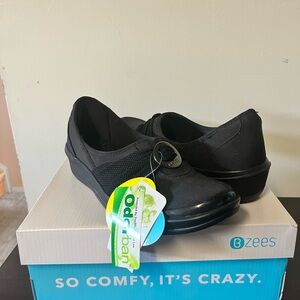 Bzees Black Comfort Flats Slip-On